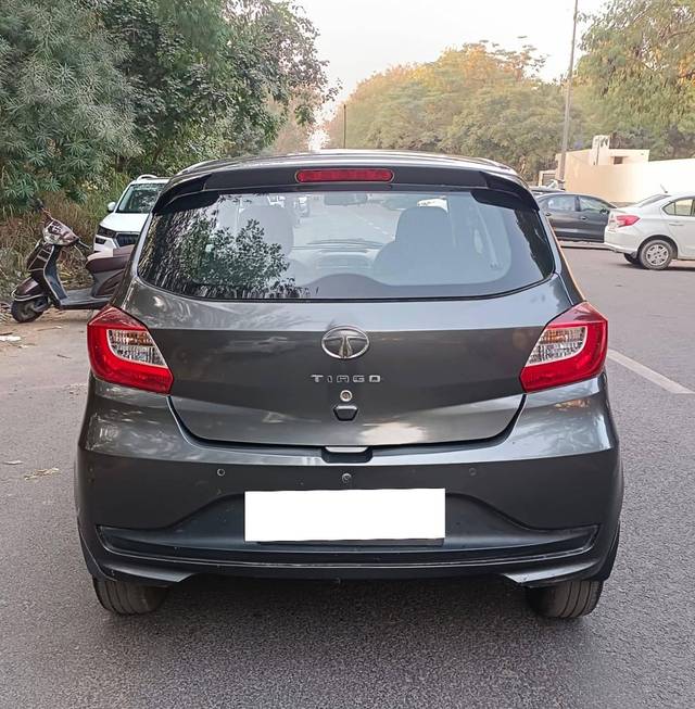 https://images10.gaadi.com/usedcar_image/4304385/original/processed_85a82e9a44377852a9ffbe0d23d683d8.jpg?imwidth=6402