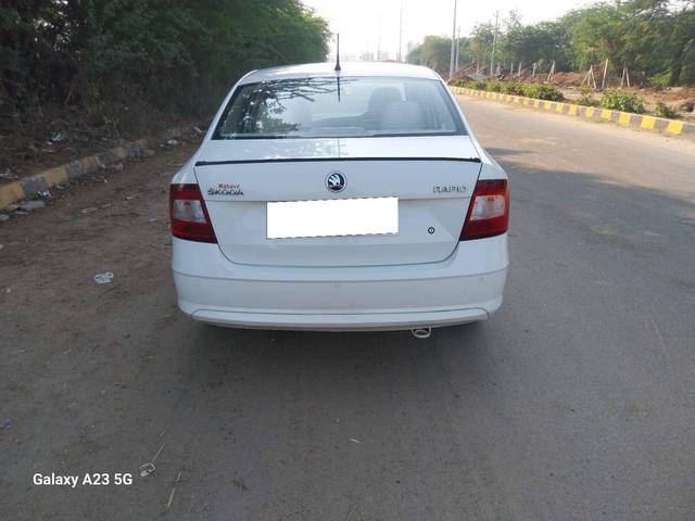 https://images10.gaadi.com/usedcar_image/4304403/original/processed_bc438cc6120e21ec10ab21570ec86724.jpg?imwidth=6401