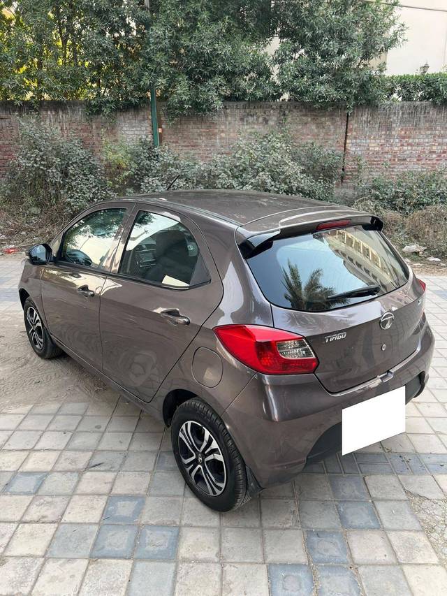 https://images10.gaadi.com/usedcar_image/4304591/original/processed_8863e1022901ffc45e5e80645f1bf29c.jpg?imwidth=6402