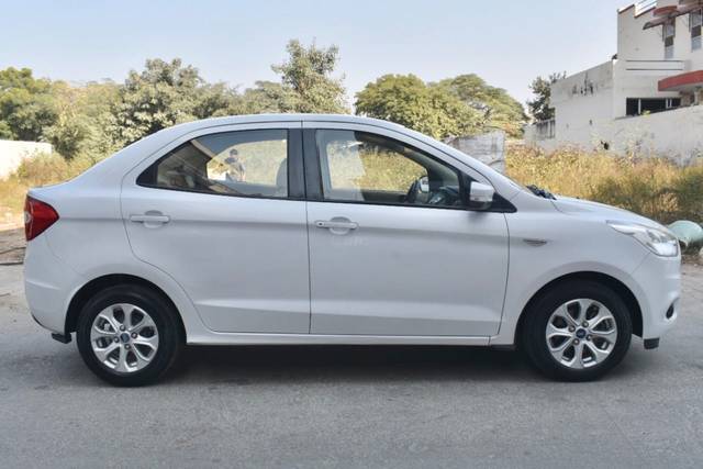 https://images10.gaadi.com/usedcar_image/4304621/original/cba307bb1ab155a46f6da5ab5ac7f3cc.jpg?imwidth=6401