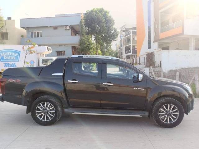 https://images10.gaadi.com/usedcar_image/4304778/original/processed_9cd367b955cd54807a521d2cc1341a45.jpg?imwidth=6401