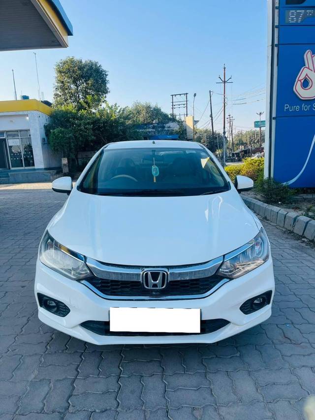 https://images10.gaadi.com/usedcar_image/4304962/original/processed_42a01c04ee1329ca645698419fa958e1.jpg?imwidth=6402