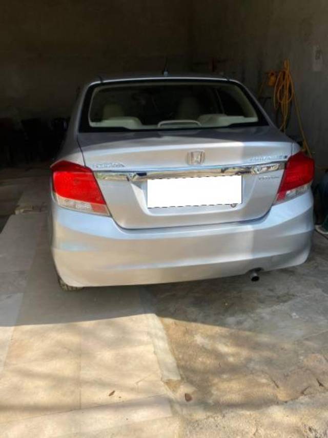 https://images10.gaadi.com/usedcar_image/4305029/original/processed_913b25b9-0c91-4eae-8839-a9dff554c4e8.jpg?imwidth=6401