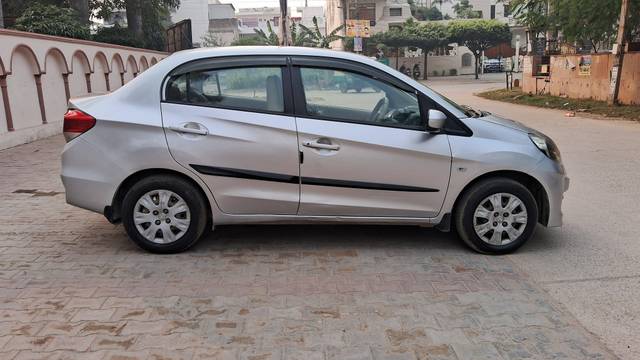 https://images10.gaadi.com/usedcar_image/4305077/original/processed_48e76dbcd31ef28bca87eb8795a82aac.jpg?imwidth=6401