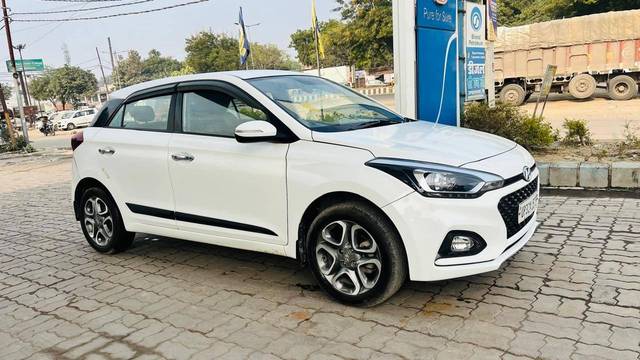 https://images10.gaadi.com/usedcar_image/4305147/original/processed_e5b30fa006b6dcdc56ae41d0adb90c32.jpg?imwidth=6400