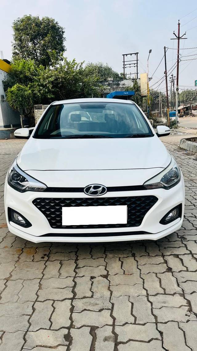 https://images10.gaadi.com/usedcar_image/4305147/original/processed_e9bbd5d6077e5cc5b38af77f678a72a5.jpg?imwidth=6402