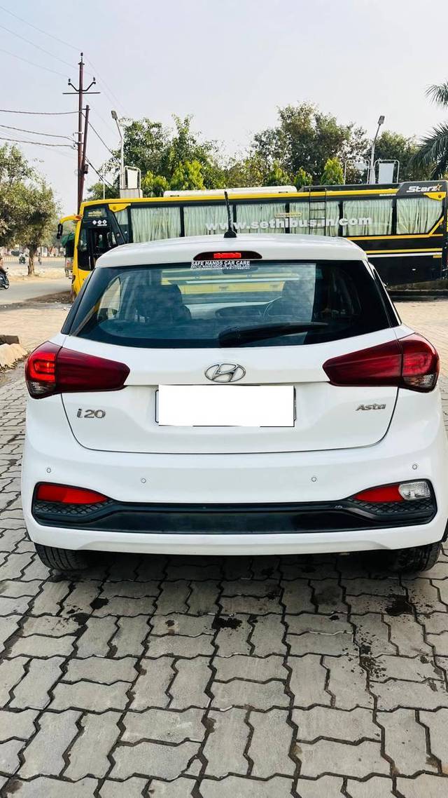 https://images10.gaadi.com/usedcar_image/4305147/original/processed_f422760105b1d5e038a46db37d3b8dd5.jpg?imwidth=6401