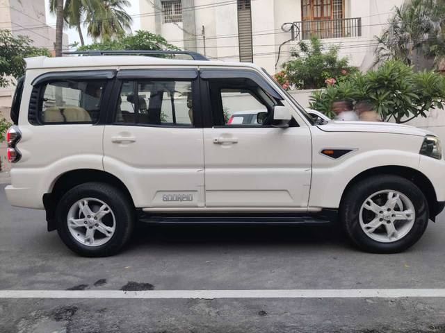 https://images10.gaadi.com/usedcar_image/4305155/original/4fce16ebccc9f8dfd66ca97a3d68155b.jpg?imwidth=6402