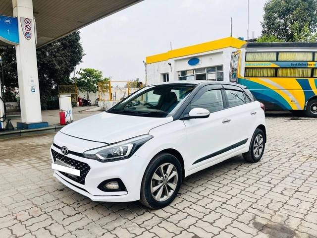 https://images10.gaadi.com/usedcar_image/4305340/original/processed_f3145ce5b6ff599897f32047e09ea44c.jpg?imwidth=6400