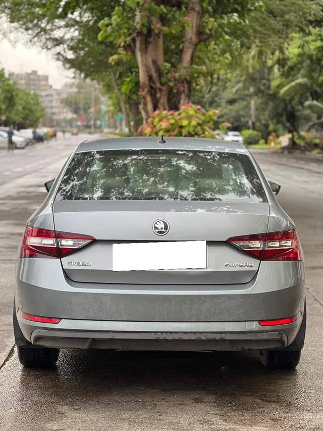 https://images10.gaadi.com/usedcar_image/4305558/original/processed_c692df297470402bc2f828cd2e957f59.jpg?imwidth=6402