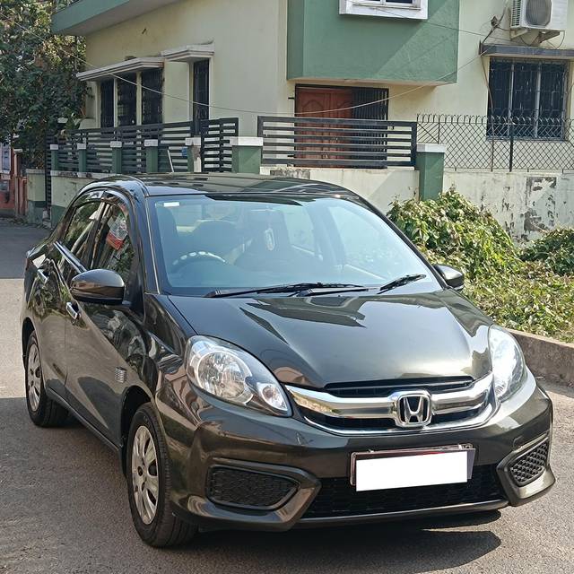 https://images10.gaadi.com/usedcar_image/4305669/original/processed_eafb1d138d925e1cf9bc5119d2686753.jpg?imwidth=6400