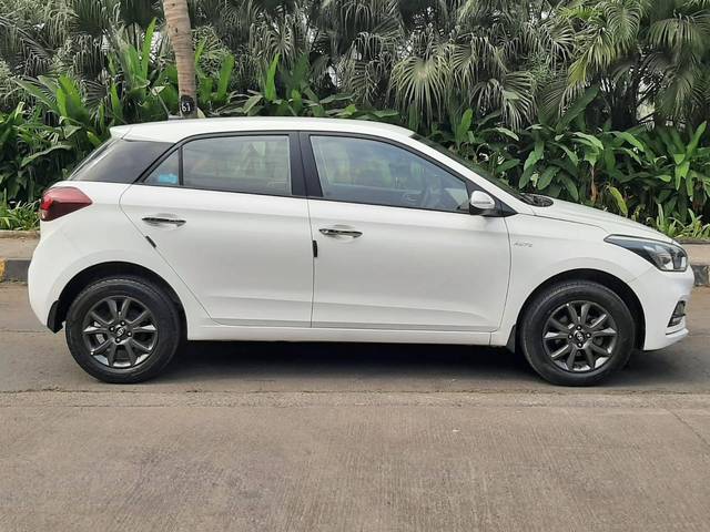 https://images10.gaadi.com/usedcar_image/4305744/original/processed_0024e7a06e3d228db80a7f61786e4a4a.jpg?imwidth=6401