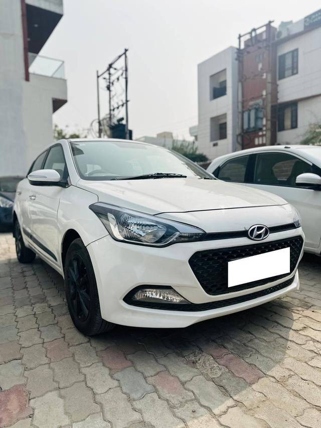 https://images10.gaadi.com/usedcar_image/4305959/original/processed_2f349e36c76b11f5e7b13ffd7f43a76f.jpg?imwidth=6400