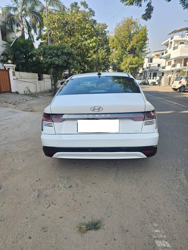 https://images10.gaadi.com/usedcar_image/4305962/original/processed_b7dfb248da6259cdcef859ad698a3af9.jpg?imwidth=6401