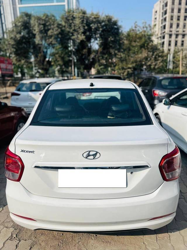 https://images10.gaadi.com/usedcar_image/4305992/original/processed_75c1b806c2ff9d3e6db6a3e1c35df631.jpg?imwidth=6401