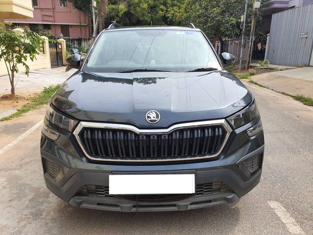 https://images10.gaadi.com/usedcar_image/4306037/original/processed_b4289a52e60569480849b8503fa1e79a.jpg?imwidth=6402