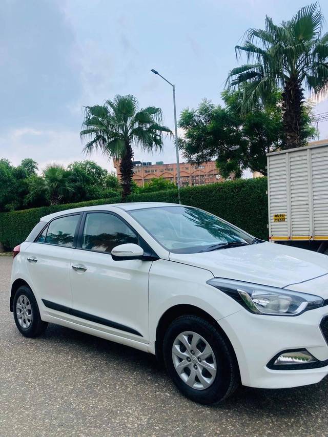 https://images10.gaadi.com/usedcar_image/4306053/original/processed_7d0b44e70ee0253b866f9d4d458009d7.jpg?imwidth=6400