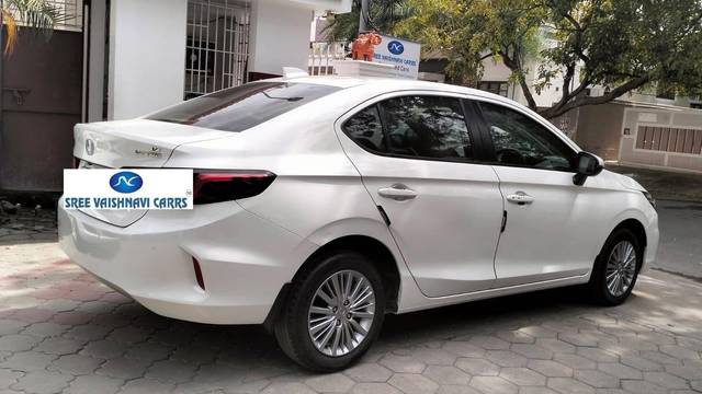 https://images10.gaadi.com/usedcar_image/4306105/original/processed_123c72ed8297654977dc74abbb5bc701.jpeg?imwidth=6401