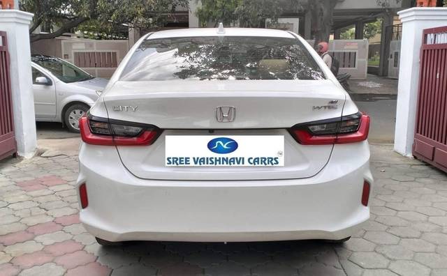 https://images10.gaadi.com/usedcar_image/4306105/original/processed_fc8f0c7a027d819a6677feb65b088028.jpeg?imwidth=6402