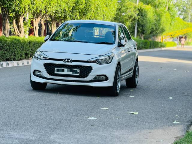 https://images10.gaadi.com/usedcar_image/4306151/original/6019dcdeb4886c2cb4b2c993f592e029.jpg?imwidth=6401