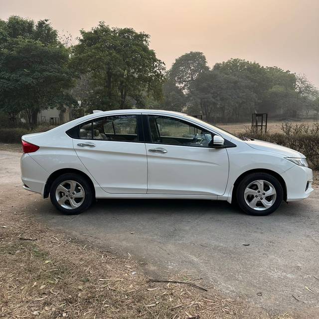 https://images10.gaadi.com/usedcar_image/4306209/original/13671d6a4308f4770e58ac08e201f660.jpg?imwidth=6401