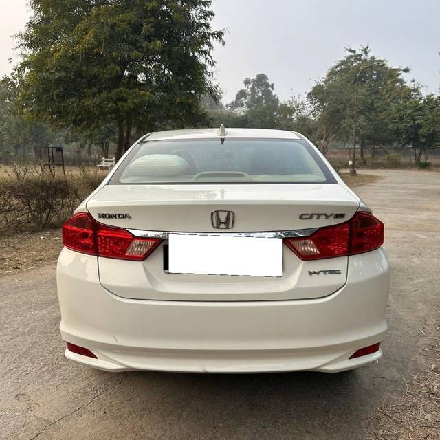 https://images10.gaadi.com/usedcar_image/4306209/original/processed_385712ad1e17b36a98a1c113682de327.jpg?imwidth=6402