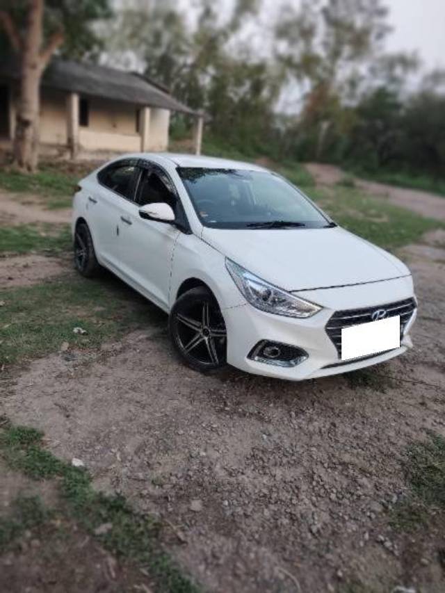 https://images10.gaadi.com/usedcar_image/4306224/original/processed_66430999-8b66-4ee4-bd9c-5c220dc82f61.jpg?imwidth=6400