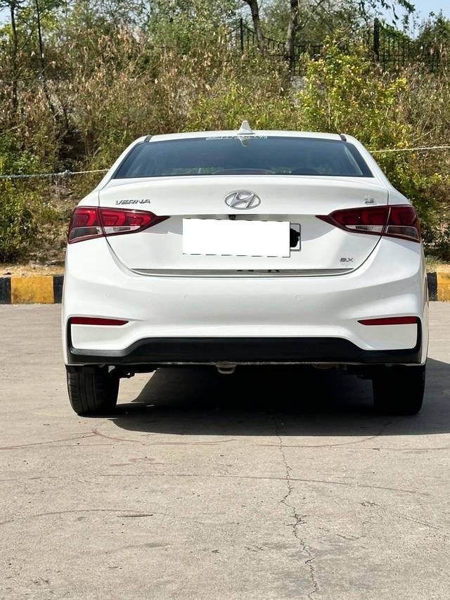 https://images10.gaadi.com/usedcar_image/4306281/original/processed_72c5b4c7e41d2df519f280d1a6bc5518.jpg?imwidth=6401