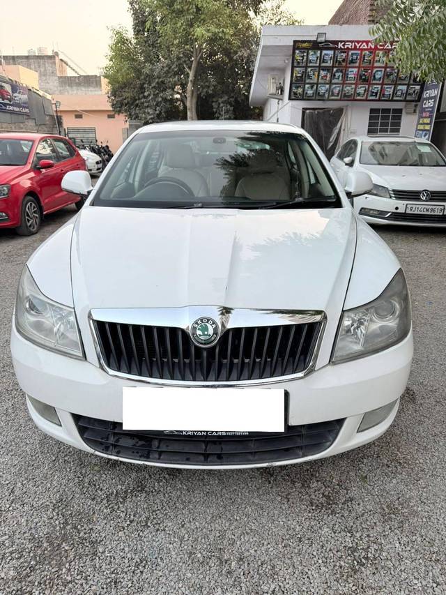 https://images10.gaadi.com/usedcar_image/4306465/original/processed_8bb27f9bf2b8e89aff84fcdbec100ad4.jpg?imwidth=6400