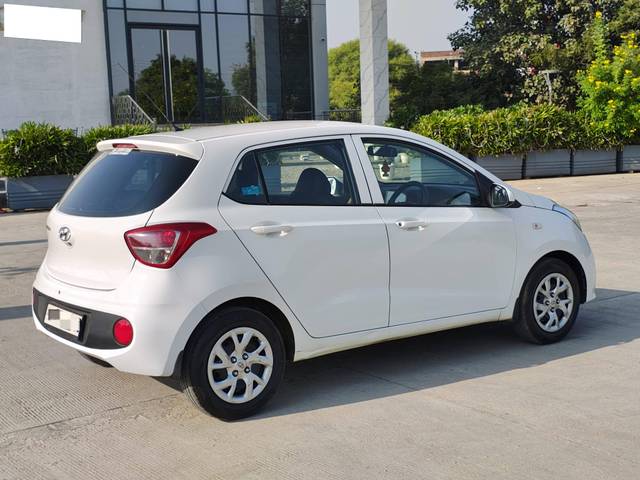 https://images10.gaadi.com/usedcar_image/4306569/original/processed_3fbfa5a8817aa6d7d3a2e72578fe70c3.jpg?imwidth=6402