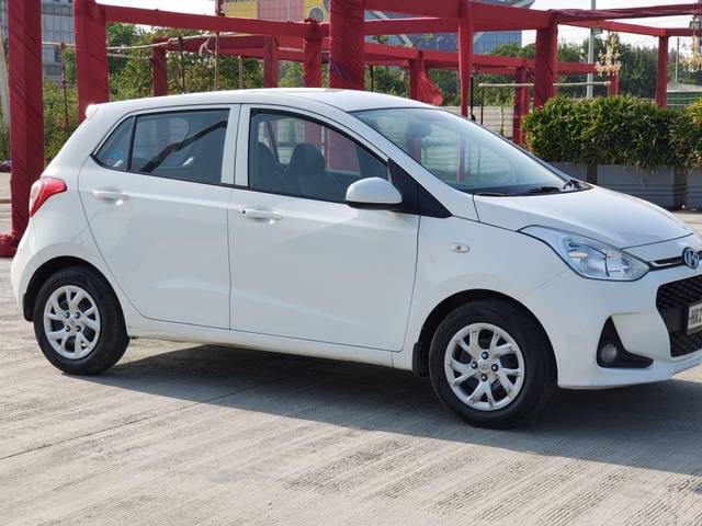 https://images10.gaadi.com/usedcar_image/4306569/original/processed_7327f06896cfbeaa60cde7e99e2e2df3.jpg?imwidth=6401