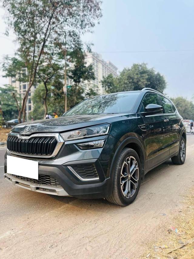 https://images10.gaadi.com/usedcar_image/4306574/original/processed_6ba3ca0c91c56bb59f8e0cf8013615a3.jpg?imwidth=6402