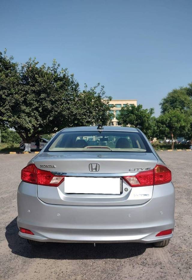 https://images10.gaadi.com/usedcar_image/4306586/original/processed_f6f3cd99af2ad625cc43fe8e765d8142.jpg?imwidth=6402