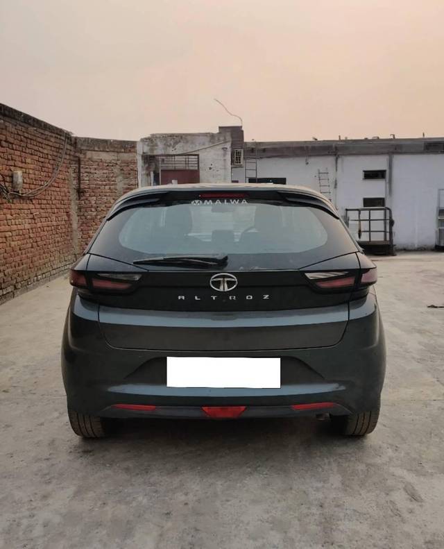 https://images10.gaadi.com/usedcar_image/4306617/original/processed_e94be4c7-6135-439c-9a9f-b4a1133e1e2f.jpg?imwidth=6401