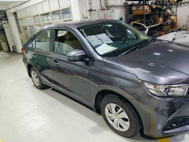 https://images10.gaadi.com/usedcar_image/4306672/original/processed_53bba9a5-ac7c-4832-9e96-23bf1cd9835c.jpg?imwidth=6400