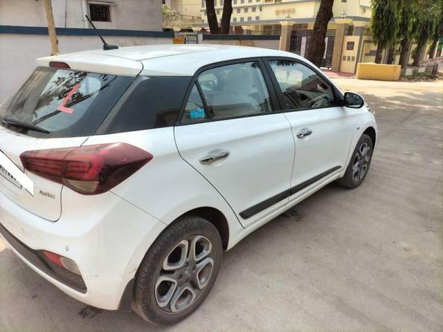 https://images10.gaadi.com/usedcar_image/4306701/original/processed_5d7b5370-7927-4451-ab67-8d929e717866.jpeg?imwidth=6401