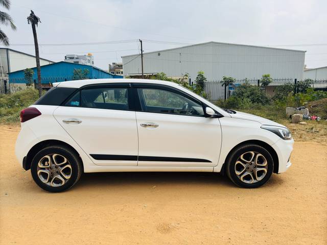 https://images10.gaadi.com/usedcar_image/4306936/original/e35c2d5c3d95488bef9f27315e480950.jpg?imwidth=6401