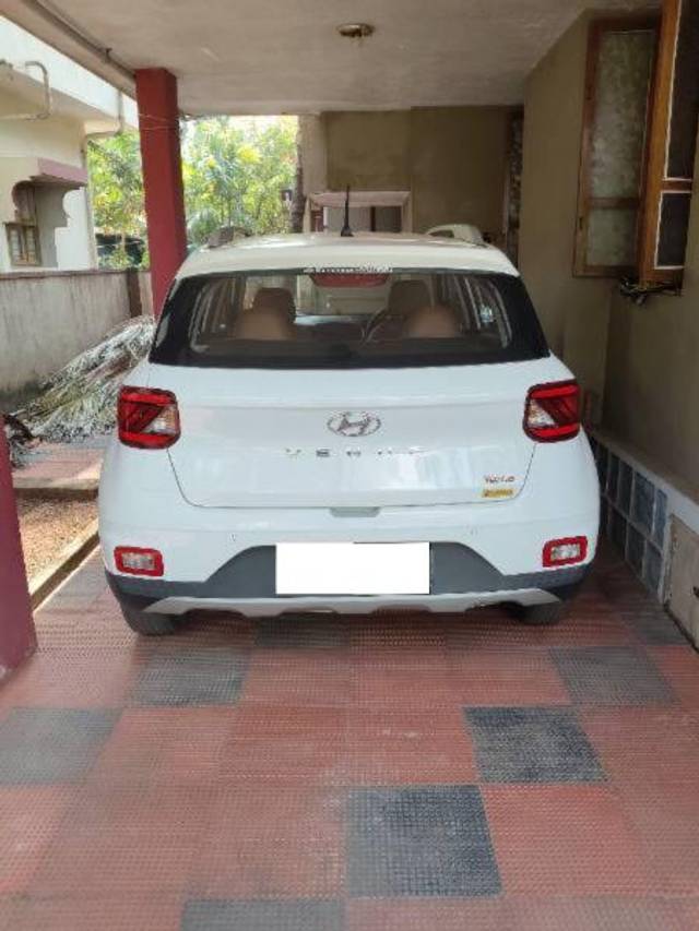 https://images10.gaadi.com/usedcar_image/4307014/original/processed_387ba5e2-77b8-4eaa-84a1-859d9b846ec4.jpg?imwidth=6400