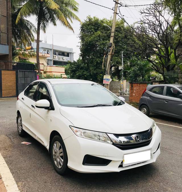 https://images10.gaadi.com/usedcar_image/4307022/original/processed_81f26ea62965b2d174b1e181b4333a42.jpg?imwidth=6400