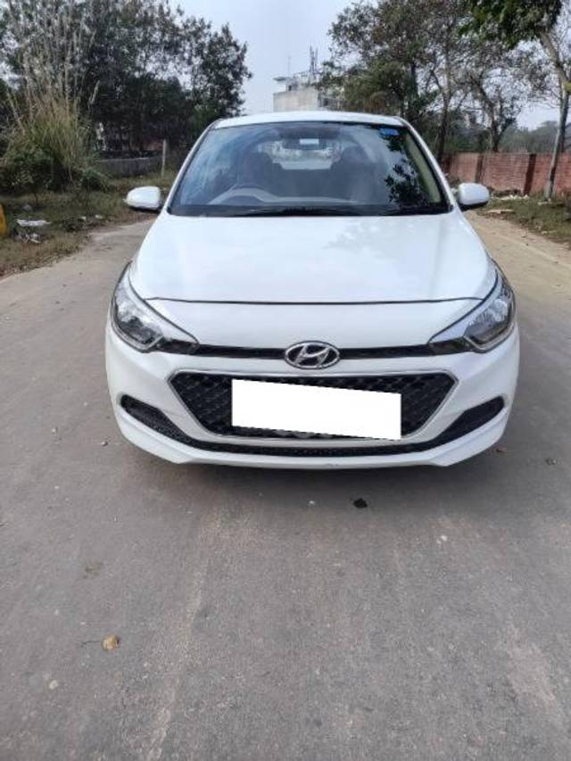 https://images10.gaadi.com/usedcar_image/4307100/original/processed_a3b68e5c-2f97-48d7-ba71-27bd1844157d.jpg?imwidth=6401