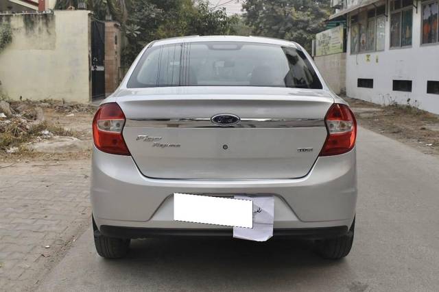 https://images10.gaadi.com/usedcar_image/4307142/original/processed_a7e55963ed018f657ed02898e60e3a34.jpg?imwidth=6402