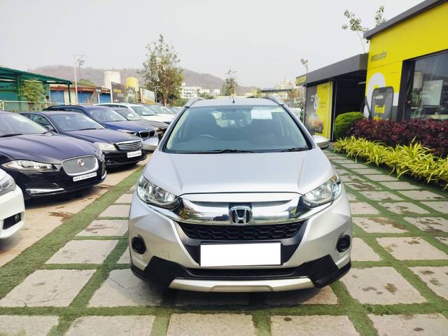 https://images10.gaadi.com/usedcar_image/4307147/original/processed_1180f9b96fe7e899290a90d8ad9dd003.jpg?imwidth=6402