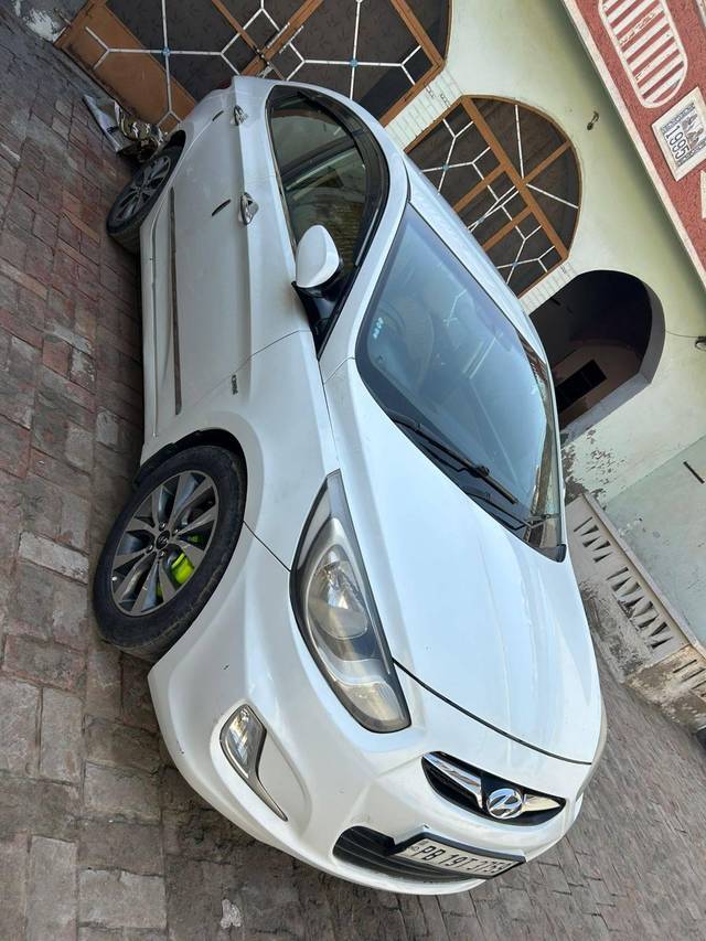 https://images10.gaadi.com/usedcar_image/4307169/original/processed_f93c320b5ad6c7ccf7565a82e4319df0.jpg?imwidth=6402