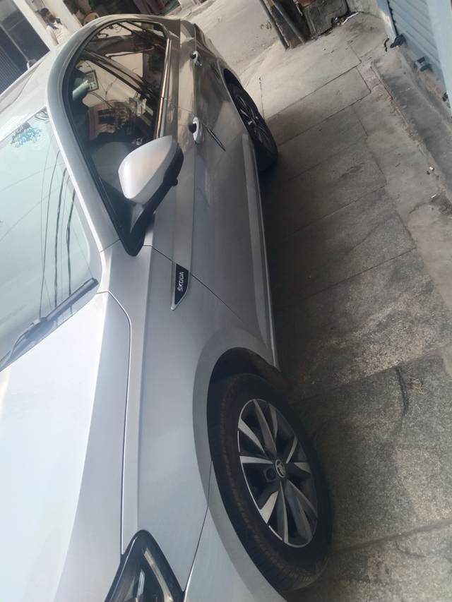 https://images10.gaadi.com/usedcar_image/4307306/original/19e5e420864db072feae5f457d4def6f.jpg?imwidth=6402