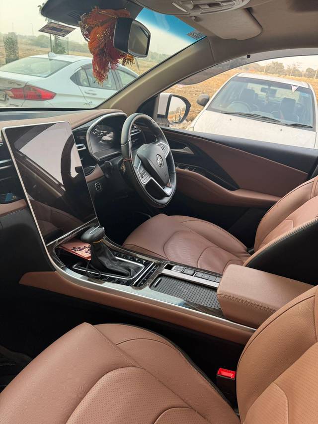 https://images10.gaadi.com/usedcar_image/4307507/original/334807db9d225b834b1c177ff3803769.jpg?imwidth=6402