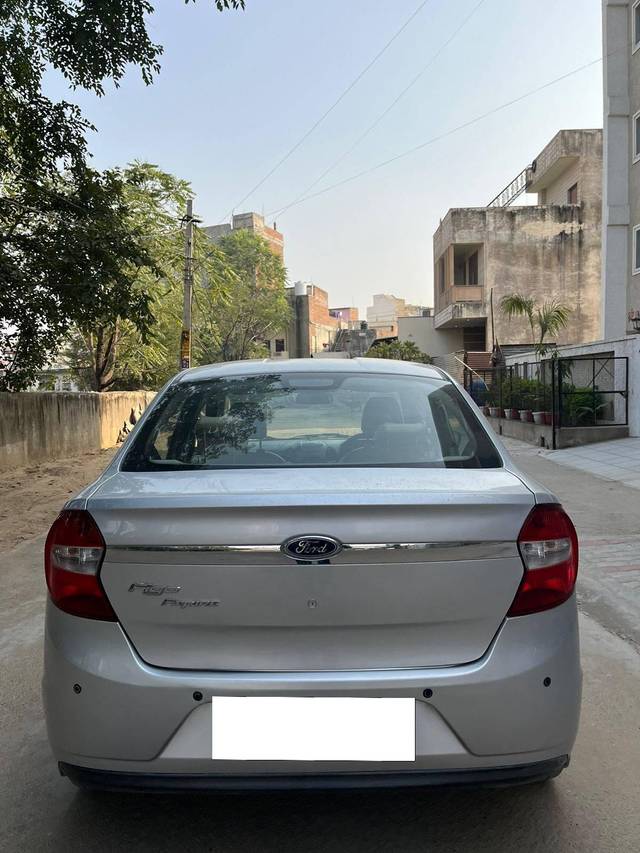 https://images10.gaadi.com/usedcar_image/4307509/original/processed_d3ee2f54eab3121d60eb34011efcf734.jpg?imwidth=6402