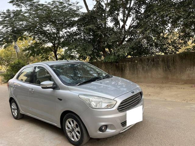 https://images10.gaadi.com/usedcar_image/4307509/original/processed_eab180f95eaa5bd1b3236a8c3be99c69.jpg?imwidth=6400