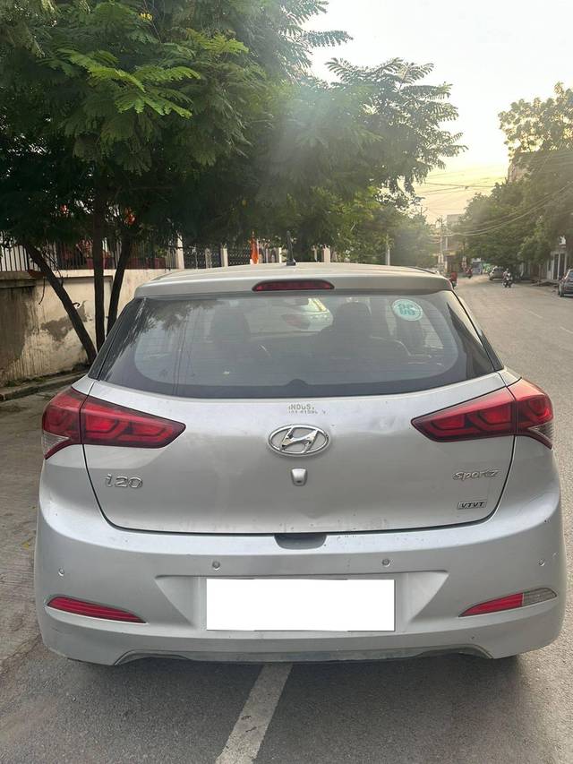 https://images10.gaadi.com/usedcar_image/4307746/original/processed_d41abcd8bb52c4f53c4c23d593753acf.jpg?imwidth=6402