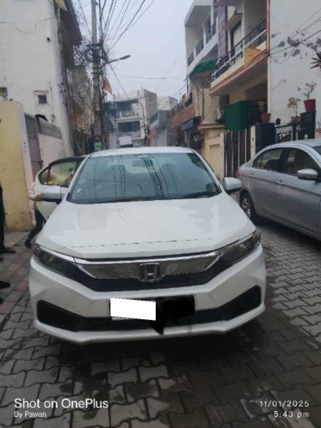 https://images10.gaadi.com/usedcar_image/4307789/original/processed_d7a437ba-e62e-4657-85d9-de5b731f8375.jpg?imwidth=6400