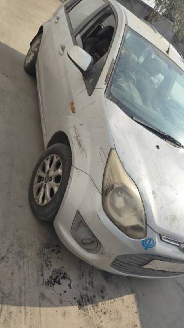 https://images10.gaadi.com/usedcar_image/4308237/original/dc74b61bac6c2321b6e6ecf00cd80c7b.jpg?imwidth=6402